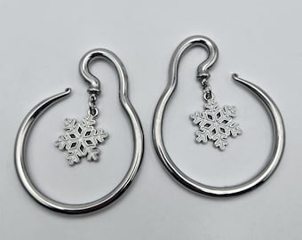 Pendientes espirales ligeros de acero plateado con copo de nieve blanco / Joyería para dilatación de orejas / Expansores de invierno / Tamaños 4 mm (6 g)+