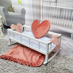 Berceau en bois pour poupée : un charmant lit de poupée pour le premier anniversaire de votre tout-petit - Meubles pour poupées et jouets d'inspiration bohème