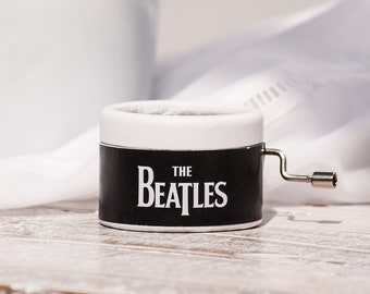 Die Beatles-Spieluhr. Musikalischer Kurbelmechanismus: Hier kommt die Sonne, Hey Jude, Let it be, Imagine, ...