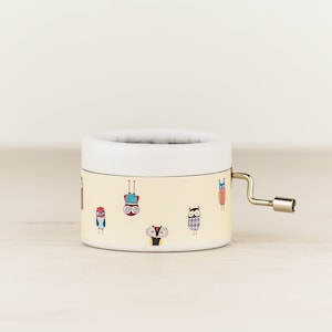 Preciosa Caja de Música de Búhos para regalo. Caja de cartón redonda con decoración de búhos, minimalista y limpia, perfecta para regalo de cumpleaños