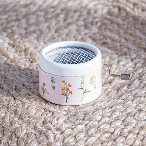 Caja de música con diseño inspirado en la naturaleza. Caja de cartón redonda con diseño minimalista y limpio, perfecta para regalo de cumpleaños. Hecho a mano