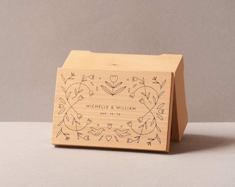 Caja de música de aniversario personalizada / Nombres y plantas de regalo románticos / Caja de madera de joyería / Diseño personalizado / Mecanismo de manivela o cuerda