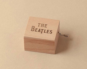 Die Beatles gravierte Spieluhr aus Holz. Musikalischer Mechanismus: Hier kommt die Sonne, Hey Jude, Let it be, Imagine, ...