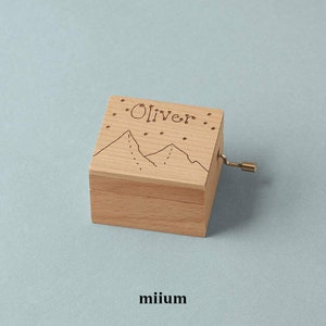 Boîte à musique personnalisée avec un nom formé d'étoiles | Cadeau d'amour unique et original pour elle ou pour lui