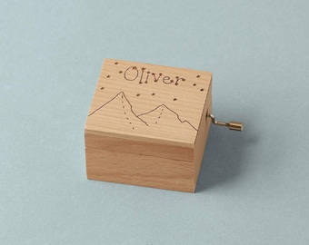 Personalisierte Spieluhr mit einem Namen aus Sternen geformt | Einzigartiges und originelles Liebesgeschenk für sie oder ihn