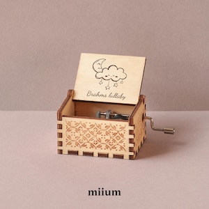 Caja de música con canción de cuna de Brahms / Regalo para bebé / Caja de madera hecha a mano