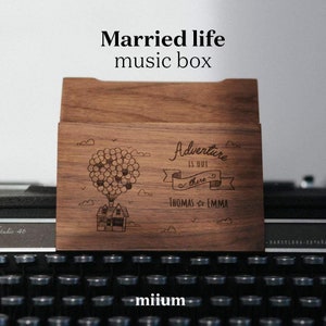 Boîte à musique Married Life UP | Boîte à musique personnalisée de luxe | Bois de noyer naturel | Boîte en bois à bijoux personnalisée | Mécanisme de remontage de 30 notes