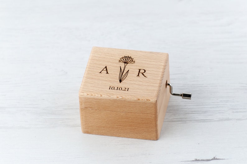 Personalized Music Box | Custom gift for her or him | +60 tunes | Romantic Gift for St. Valentine's day 