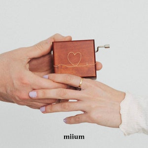 Custom Music Box with Heart | Fine engraved music box | +100 tunes available | Personalized Gift for Mother&#39;s day, birthday, anniversary