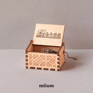 Caja de música personalizada para bebé / +60 melodías a elegir / Regalo para recién nacido / Caja de música personalizada con trenecito / Caja de madera artesanal