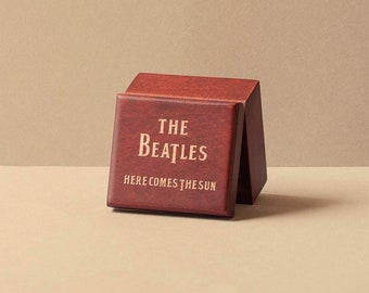 Die hölzerne Spieluhr der Beatles. Musikalisches Spielwerk Hier kommt die Sonne.
