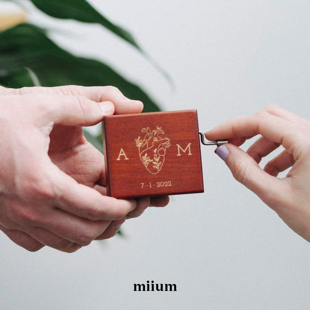 Custom Music Box With an Engraved Heart | Engraved Music Box | +80 ...