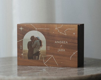 Caja de música de aniversario personalizada / Caja de música con foto con nombres / Caja de madera para joyería / Diseño personalizado / Mecanismo de manivela o cuerda