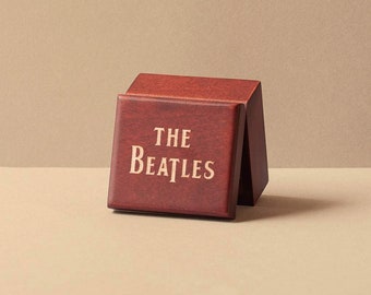 The Beatles fine engraved wooden music box. Tunes: Here comes the sun, Hey Jude, Let it be, Imagine, ...