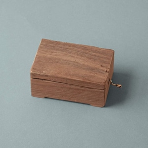 Caja con forma de baúl, madera natural, cierre metálico, tapa redondeada,  almacenaje joyas, manualidades, decoración