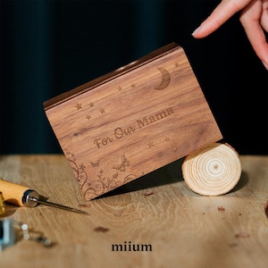 Personalisierte Spieluhr | Mond Sterne und Schmetterling Design | Natürliches Walnussholz | Mittlere Größe | Spieluhrwerk mit Kurbel oder aufziehbar