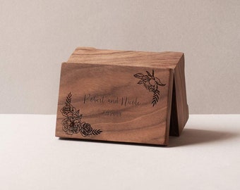 Caja de música con texto personalizado / Madera de nogal natural / Tamaño mediano / Movimiento de caja de música con manivela o cuerda