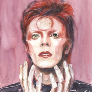 Könnte beinhalten: Aquarellmalerei einer Person mit roten Haaren, die Make-up trägt und ein schwarz-weiß gemustertes Hemd trägt. Die Person hat einen weißen Kreis auf der Stirn gemalt.