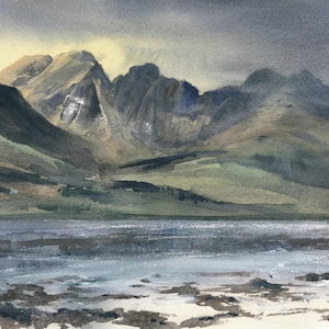 Könnte beinhalten: Ein Aquarellbild einer Bergkette mit einem See im Vordergrund. Die Berge sind dunkelgrau und der See ist hellblau. Der Himmel ist hellgrau.