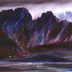 Puede incluir: Una pintura de acuarela de una cordillera de montañas en tonos de morado y azul. Las montañas están en el fondo y el primer plano es un cuerpo de agua.