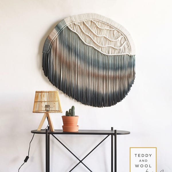 Colgante de pared con piedras preciosas - Arte de fibra de macramé - Obra textil - "Ágata de Botsuana"