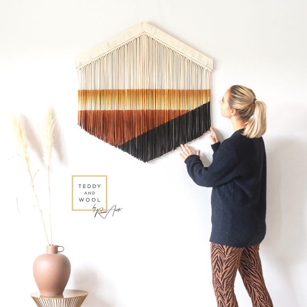Arte de fibra teñida, colores tierra, tapiz de macramé - HEXAGON