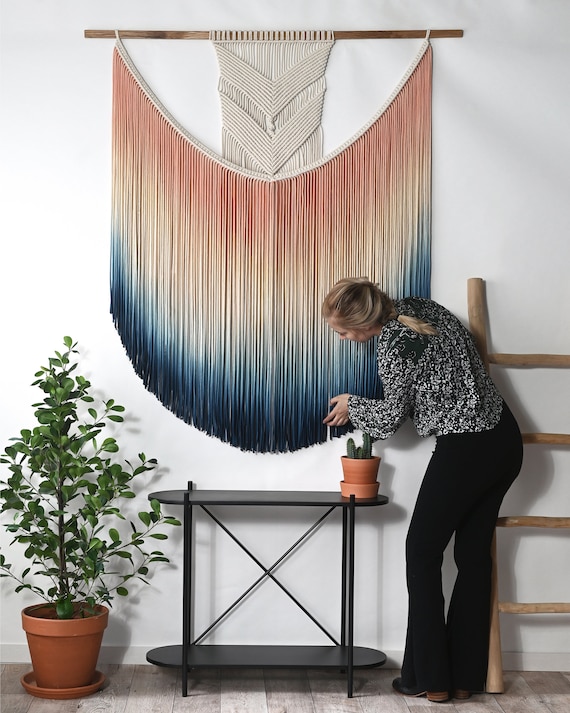 Grande tenture murale en macramé 43x20 - Décor mural en plumes