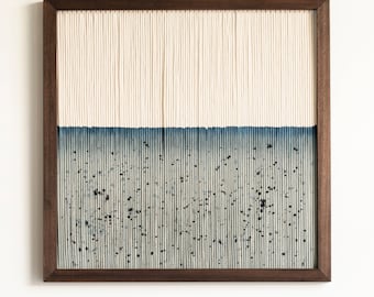 Minimalistische gerahmte Faserkunst – COASTLINE III [Auf Bestellung]