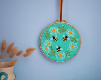 Daisy Chain and Bees Embroidery Pattern, Pre Printed Needlecraft Pattern
