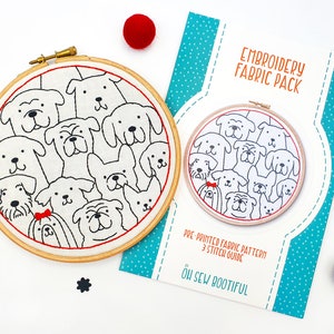 Peut inclure: Un kit de broderie sur tissu pré-imprimé avec un motif de groupe de chiens. Le kit comprend un motif de tissu pré-imprimé et un guide de points. Le texte sur la carte indique "Embroidery Fabric Pack" et "Ou Sew Bootiful".