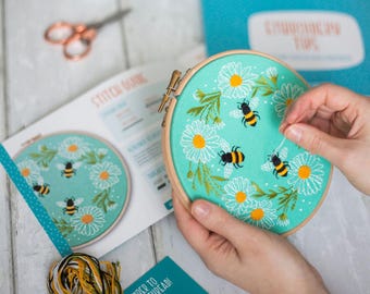 Daisy Chain Bees Embroidery Kit, Floral Needlecraft Set for Beginners