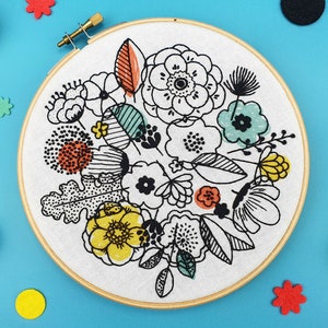 Easy Floral Embroidery Kit, Beginners Needle Craft Kit, DIY Hoop Art, Floral Hand Embroidery Project, Flowers Needlecraft kit for Beginners