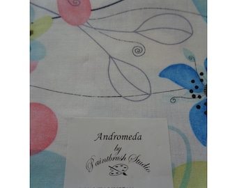 Tela de algodón Pink Blue Flowers Andromeda de Paintbrush Studio, tamaño Fat Quarter de 18x22 pulgadas.