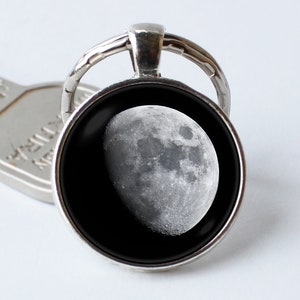 Waxing Gibbous Moon phases Key ring Gift keychain Key holder Key fob Lunar jewelry Moon pendant Lunar cycle Key chain Moon jewellery Space