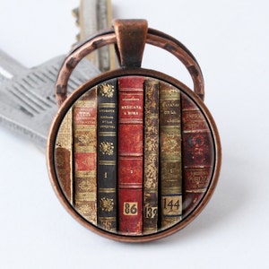 Boeken sleutelhanger boek sleutelhanger bibliothecaris sleutelhanger boeken sieraden oude boeken hanger cadeau voor schrijver boek minnaar sleutelhanger bibliofielen boekenwurmen