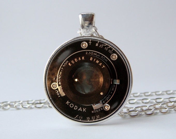 Vintage camera lens necklace Lens pendant Photography jewelry Vintage lens pendant Camera necklace Boyfriend gift Art pendant Photographer