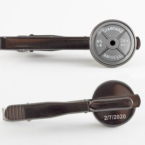 Spersonalizowana biżuteria Spinka do krawata Barbell Fitness Spersonalizowany tekst Spinka do krawata Biżuteria Barbell Fitness Prezent dla chłopaka SZKLANA SOCZEWKA z przodu