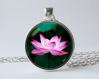 Lotushalsband Blomhänge Halsband rosa blomma Lotussmycken Blomhalsband Lotushänge Naturillustration Yogagåva Lotusblomma