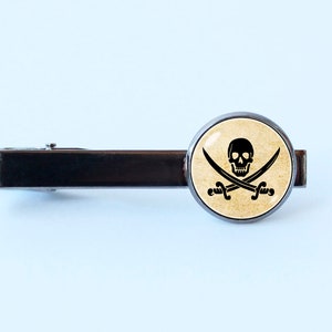 Pirate flag tie bar Gift for boyfriend Pirate tie clip Pirate skull tie clip Pirate jewelry Men gift Wedding jewelry Caribbean Sea Swords