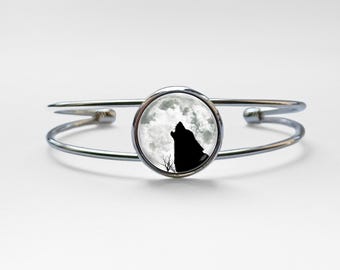 Howling wolf bracelet Moon and wolf Anniversary gift Moon bracelet Wolf jewelry Engraving Bangle bracelets Wife gift Full moon Animals