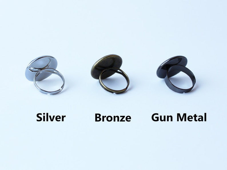 Pu&ograve; includere: Tre anelli in argento, bronzo e metallo canna di fucile, ognuno con una lunetta rotonda per un cammeo o altro ornamento.