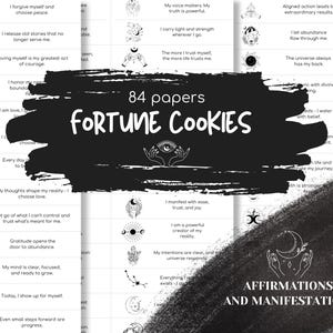 Op de afbeelding: Een verzameling van 84 affirmatiekaarten met de titel "Fortune Cookies", met verschillende inspirerende citaten en illustraties. De kaarten zijn gerangschikt op een witte achtergrond, met de woorden "Affirmations and Manifestations" onderaan.