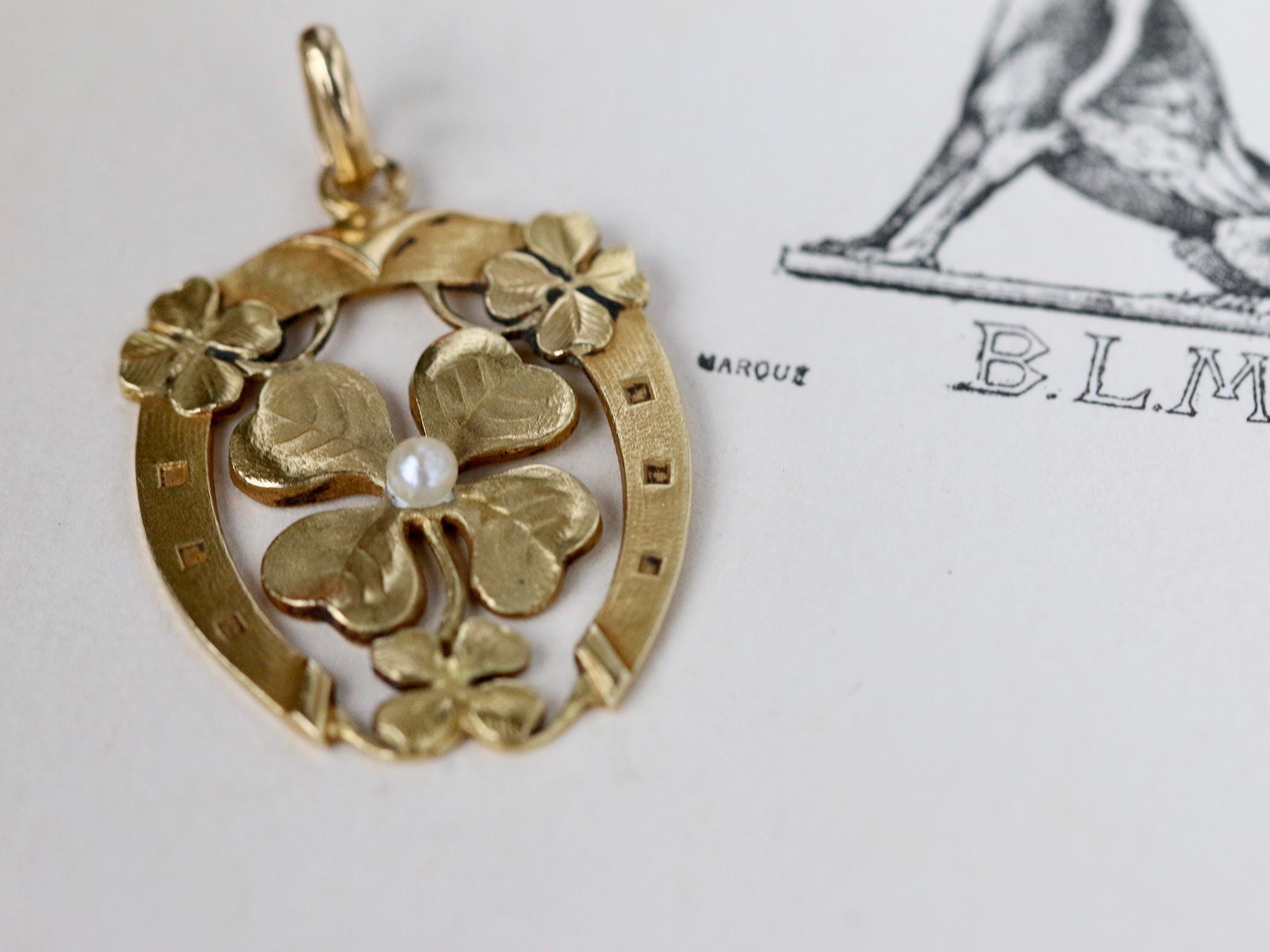Pendentif Ancien Fer à Cheval En Or 18 Carats Avec Perle Fine Et Trèfles - Très Bon état