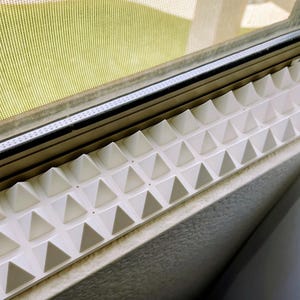 Tira de púas para repeler mascotas en alféizares de ventanas - Blanca - TAMAÑOS PERSONALIZADOS DISPONIBLES