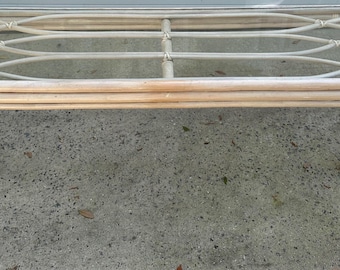 Taupe bemalter Konsolentisch aus Rattan nach Henry Link