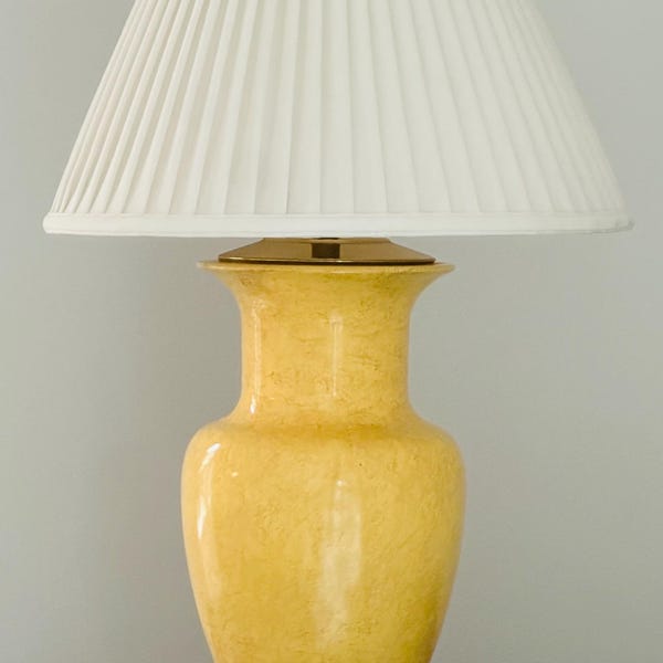 Jarrón de porcelana china amarilla hecho a mano sobre base de madera