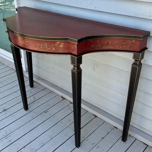 Mesa consola vintage decorada con chinoiserie roja de Sarreid