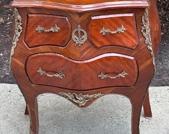 Petite Intarsien-Kommode im Louis XV-Stil mit Bronzehalterungen