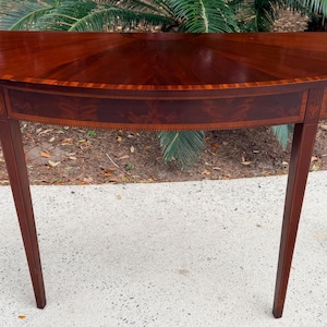 Mesa consola larga de estilo federal con forma de media luna y incrustaciones de caoba.