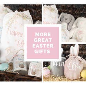 K&ouml;nnte beinhalten: Ein Weidenkorb voller Ostergeschenke. Dazu geh&ouml;ren Pl&uuml;schhasen, Kordelzugbeutel, Tassen und dekorative Eier. Die Beutel und Tassen sind mit Namen personalisiert. Der Text "MORE GREAT EASTER GIFTS" ist im Bild enthalten.